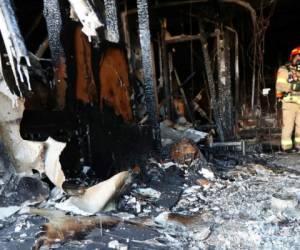 Numerosos materiales de tela colgaban de las ventanas del sexto nivel debido a que fueron utilizados para desalojar a pacientes y personal médico. (Foto: AP)