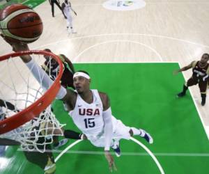 Carmelo Anthony salta y anota en una jugada de mucha altura ante Venezuela.