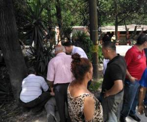 Momento en el que testigos reanimaban a la persona que resultó con lesiones en el accidente en la carretera al sur. (Fotos: Ronal Aceituno / Grupo Opsa)