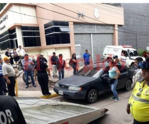 Al salir de recoger los cuerpos de sus familiares los conductores se encuentran con sus vehículos a punto de ser subidos en una grúa.