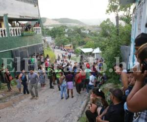 La víctima fue identificada de forma preliminar como Iván. Su cuerpo quedó tendido en la vía pública de la colonia Altos de Loarque, donde llegaron familiares y vecinos del fallecido, foto: Jimmy Argueta / Noticias de Honduras / Sucesos de Honduras.