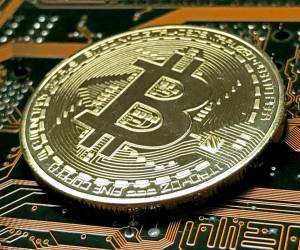 El bitcoin fue creado en 2009 por un usuario bajo el pseudónimo Satoshi Nakamoto, siendo esta una de las primeras criptomonedas.