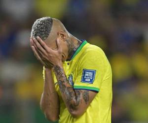 Richarlison no pudo contener las lágrimas, pues la presión supero al jugador Brasileño