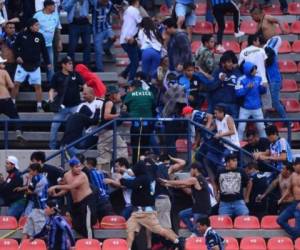 En las gradas, los aficionados del Querétaro -visitantes- empezaron a lanzarle a los del Atlético San Luis todos los objetos que tenían al alcance. (AFP)