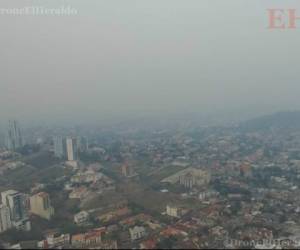 La ciudad cuenta con poca visibilidad debido a la densa capa de humo sobre el cielo. Fotos Rafael López / Drone El Heraldo.