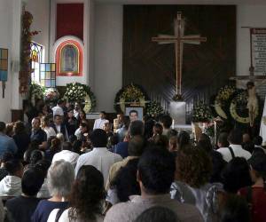 Familiares, acompañados de políticos, llevaron a cabo el funeral de Alejandro Arcos Catalán, alcalde de Chilpancingo, Guerrero, que fue asesinado el domingo, en medio de la exigencia de justicia por el crimen.