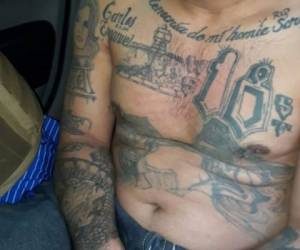 Así lucen los tatuajes que el detenido presenta en su cuerpo.