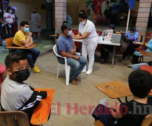 Vacunación anticovid en la Escuela Estados Unidos de la capital.