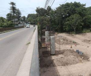 La obra, en el sur, fue abandonada desde hace varios meses y la comuna no ha dado detalles si reiniciarán su trabajo o no, por lo que la espera podría alargarse más de lo esperado.