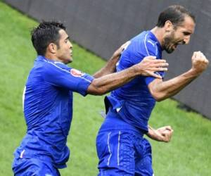 Georgio Chiellini celebra el gol con Martins con el que están venciendo a España.