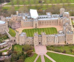 Dos ladrones enmascarados entraron en la finca del Castillo de Windsor, propiedad de la realeza británica, donde consiguieron sustraer dos vehículos agrícolas de una cochera mientras el príncipe heredero Guillermo y el resto de su familia dormían, publica este lunes el tabloide The Sun.