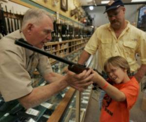 Una de las leyes de caza más permisivas de Estados Unidos entrará en vigor el sábado y permitirá a niños menores de 10 años llevar sus propias armas en los bosques. Foto AFP