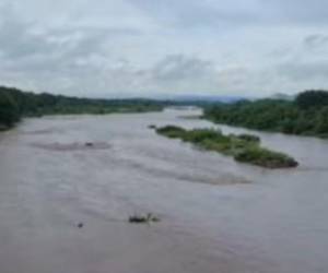 La mujer que murió ahogada fue arrastrada por la corriente de agua y quedó atascada en una alcantarilla.