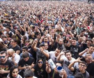 Miles de jóvenes asisten al festival Vive Latino en la Ciudad de México, el sábado 14 de marzo sin temor a contagiarse de coronavirus. Foto: AP.