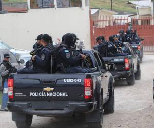 Las instalaciones de la Dirección Policial Anti Maras y Pandilleras permanece ampliamente custodiada mientras se lleva a cabo el traslado de altos oficiales detenidos junto al general en condición de retiro Romeo Vásquez Velásquez.