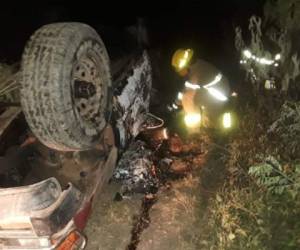 Los bomberos realizaron una ardua tarea para recuperar el cuerpo de Marcial De Jesús Cárcamo Zelaya.