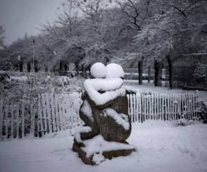 El temporal de nieve y viento que ha atravesado Francia este jueves ha provocado la anulación del 10 % de los vuelos del aeropuerto parisino Roissy-Charles-de-Gaulle, retrasos en trenes y carreteras y el cierre temporal de la torre Eiffel, además de dejar 235.000 hogares sin electricidad.