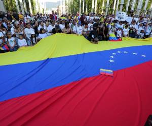 La autoridad electoral de Venezuela tiene hasta este lunes para presentar ante la corte suprema las actas del escrutinio de la reelección de Nicolás Maduro, quien solicitó la certificación de los comicios.