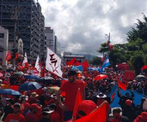 Miles de simpatizantes del partido Libertad y Refundación (Libre) se movilizaron hacia Casa Presidencial luego que el partido los convocara a una gran movilización este sábado en apoyo a la presidenta Xiomara Castro.