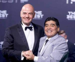 El presidente de la FIFA, Gianni Infantino, junto al astro argentino Diego Mardona (Foto: Internet)