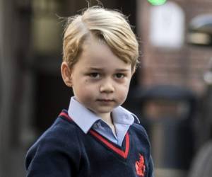 El heredero al trono británico acudió junto a su mamá, Kate Middleton, a un partido de polo en el que participó su padre, el príncipe William. Foto AFP