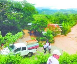 El río Marchala prácticamente rodeó la humilde vivienda de Wendy Pinto.