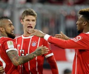 El chileno Arturo Vidal anotó uno de los goles de Bayern, que conservó su ventaja de 16 puntos sobre Schalke en la cima de la Bundesliga tras el partido por la 20ma fecha del campeonato alemán. Foto: AP