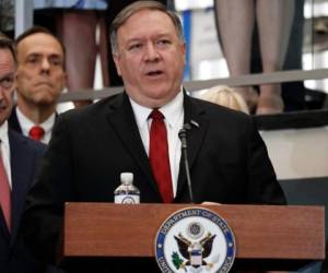 El secretario de Estado Mike Pompeo anuncia una nueva declaración de 'ética' cuando se dirige a los empleados en la escalera del vestíbulo de la sede del Departamento de Estado de los EE. UU.