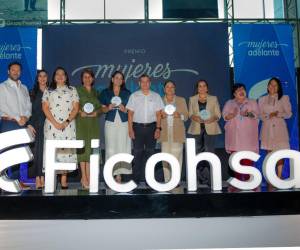 Ejecutivos de Grupo Financiero Ficohsa junto a las ganadoras del Premio Mujeres Adelante.