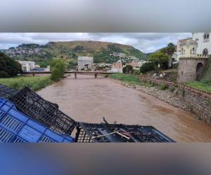 Tras las intensas lluvias que estuvieron azotando al país este fin de semana por la tormenta Sara, el río Choluteca que atraviesa Tegucigalpa y Comayagüela, ha registrado una disminución en su caudal.