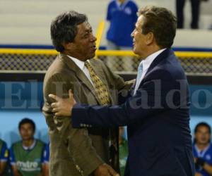 Ramón Maradiaga entrenador hondureño de El Salvador que se saluda con Jorge Luis Pinto tras el partido.