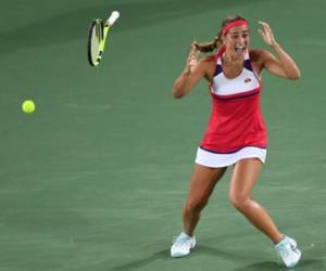 Mónica Puig celebra con locura la primera medalla de oro de PR en la historia.