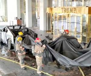 Momento cuando la Policía de Las Vegas en el que se ve el automóvil que explotó frente al Trump International Hotel de la ciudad.