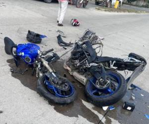 La motocicleta en la que se transportaba la pareja quedó completamente destruída al impactar en el camión.