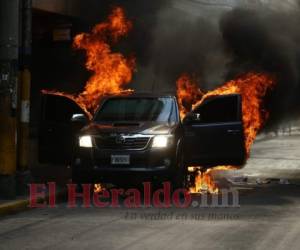 Un automóvil tipo pick up, blindado, perteneciente al abogado hondureño Marvin Antonio Cálix, fue incendiado por manifestantes la tarde de este martes 30 de abril en el centro de la capital de Honduras. Fotos: Emilio Flores/Marvin Salgado.