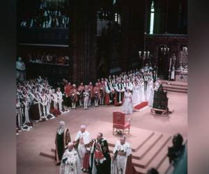 Reina Isabel II: El martes 2 de junio de 1953 fue la fecha fijada para la ceremonia de coronación de la nueva monarca de Inglaterra. Durante un total de 14 meses de preparación, se organizó la ceremonia de coronación. Cabe mencionar que esta fue la primera en ser televisada. La ceremonia duró más de tres horas y fueron invitados más de 8 mil personas.