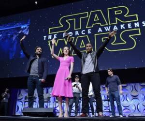 Oscar Isaac, Daisy Ridley, John Boyega, parte del electo de Star Wars: The Force Awakens.