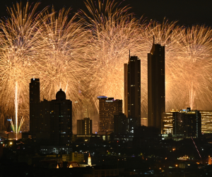 Con show de luces pirotécnicas y reunidos en familia, en diferentes puntos del mundo ya se despidieron del 2023 y dieron la bienvenida al año 2024. La diferencia de horarios en estos países permitió celebrar muchos antes que otros lugares de diferentes regiones; sin embargo, otros esperan con ansias despedir una vez más otro año.