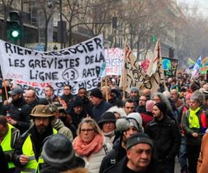 Las huelgas han afectado gravemente el transporte en Francia. Foto: Agencia AP.