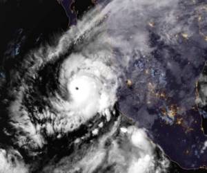 El Centro Nacional de Huracanes, con sede en Miami, informó el lunes que se prevé que Willa se debilite un poco antes de tocar tierra el martes por la noche. Foto: AP