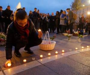 “La catedral es más que cuatro paredes. Es el símbolo de la Francia católica”, dijo Gaetane Schlienger, de 18 años, quien intentó subir a un árbol cerca de la vigilia. FOTO: AP