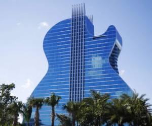 El hotel en forma de guitarra visto en el Seminole Hard Rock Hotel and Casino el jueves 24 de octubre de 2019 en Hollywood, Florida. (AP Foto/Brynn Anderson)