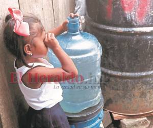 Las escuelas llevan años sufriendo los problemas de agua potable, pero los docentes aseguran que la crisis afectará aún más.