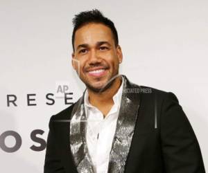 Romeo Santos posa tras bambalinas durante los Premios Latin Billboard en Coral Gables, Florida. Foto: AP.