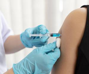 La TAK-003 es la vacuna precalificada por la Organización Mundial de la Salud (OMS).