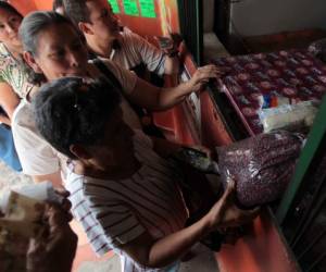 Los consumidores continuarán pagando altos precios y haciendo largas filas para comprar el grano.