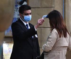 Entre las medidas se incluye la desinfección y ventilación de aeropuertos, estaciones y centros comerciales. Foto AFP