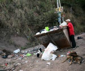 Algunos depósitos de desechos sólidos se encuentran en espacios inapropiados y obstaculizan el tránsito de los peatones.Foto: EL HERALDO