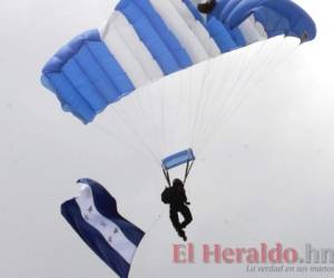 En 2018 más de 25 personas realizaron el esperado salto; todos cayeron en el Estadio Nacional. Foto: EL HERALDO