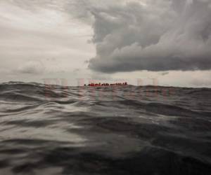 En imagen de archivo del domingo 18 de febrero de 2018, refugiados y migrantes esperan la llegada de los rescatistas a 60 millas al norte de Al-Khums, Libia. Foto ilustrativa El Heraldo/AP.